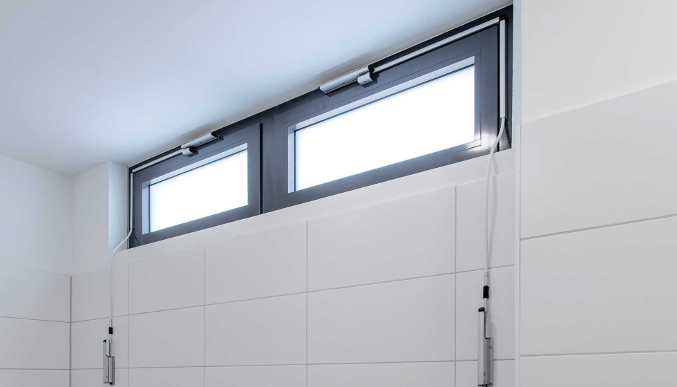 La ventilaci�n natural mec�nica en ventanas altas con antepecho es posible gracias al sistema OL 90 N de GEZE con varilla flexible...