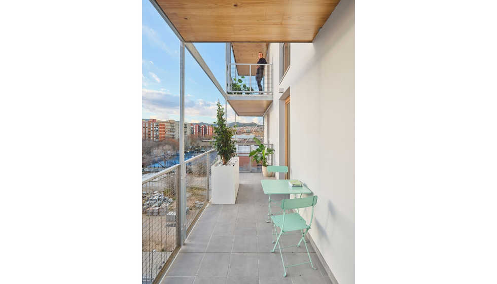 Detalle de una de las terrazas que conforman este edificio construido en madera, siendo el m�s alto de Catalu�a. Foto: Adri� Goula...