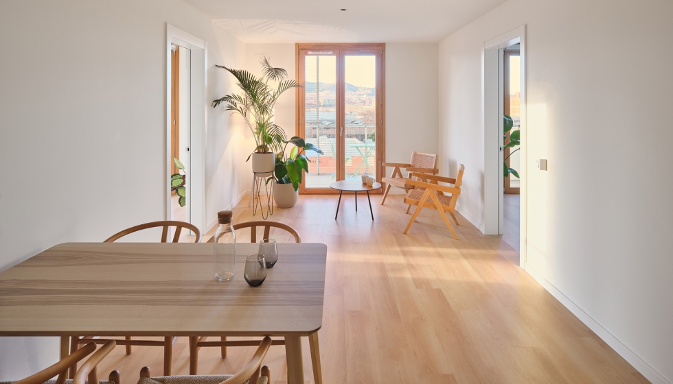 Interior de una de estas viviendas, cuya terraza favorece la entrada de luz natural y la ventilaci�n. Foto: Adri� Goula