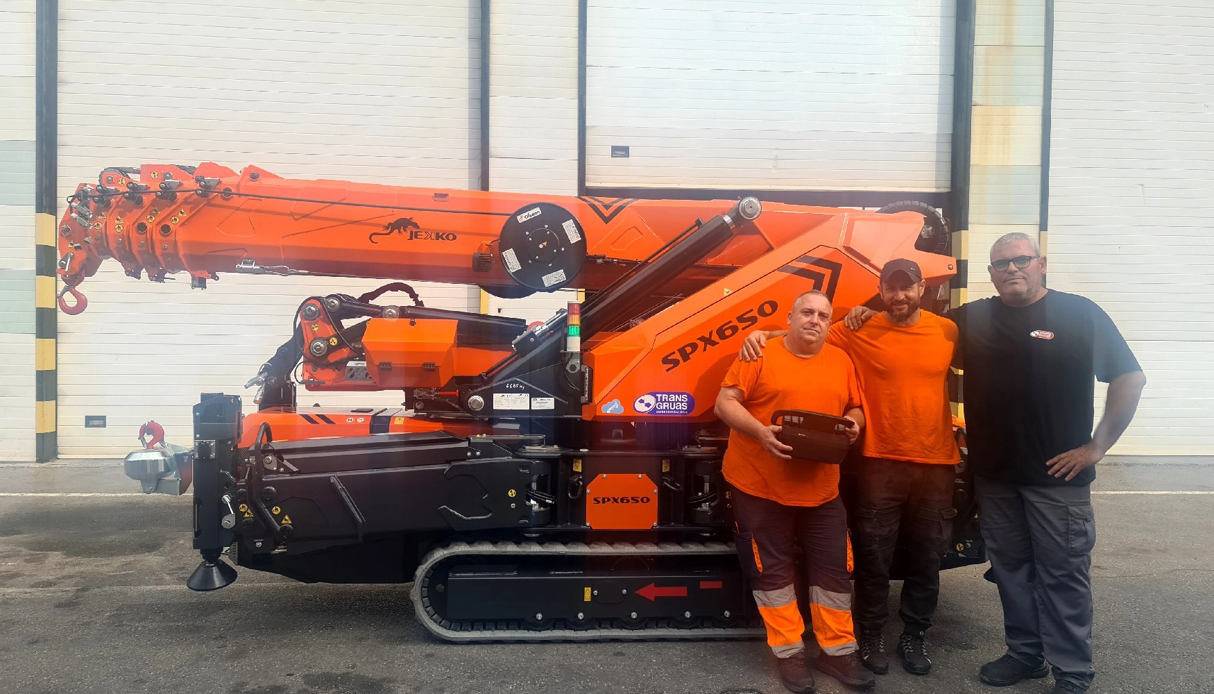 Acto de entrega a Grues Pall� de la mini gr�a Jekko SPX650 Bi-Energy