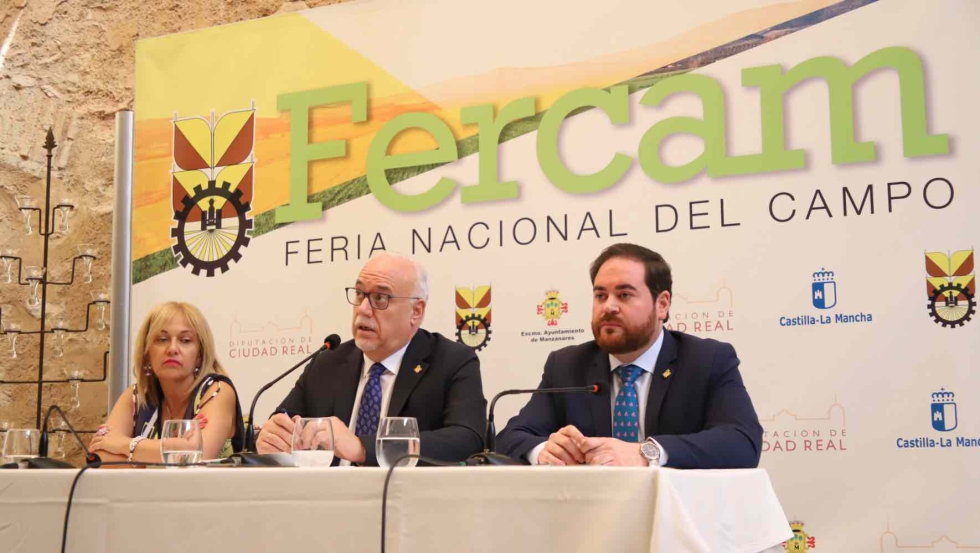 En el centro, Juli�n Nieva, alcalde de Manzanares, junto a la secretaria de Fercam, Antonia de la Chica...