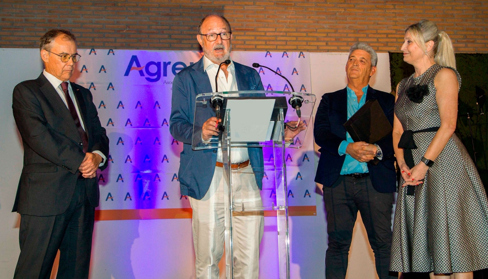 Nicol�s Klingenberg, exdirector general de Vaillant Saunier Duval, fue homenajeado por su amplia trayectoria profesional...