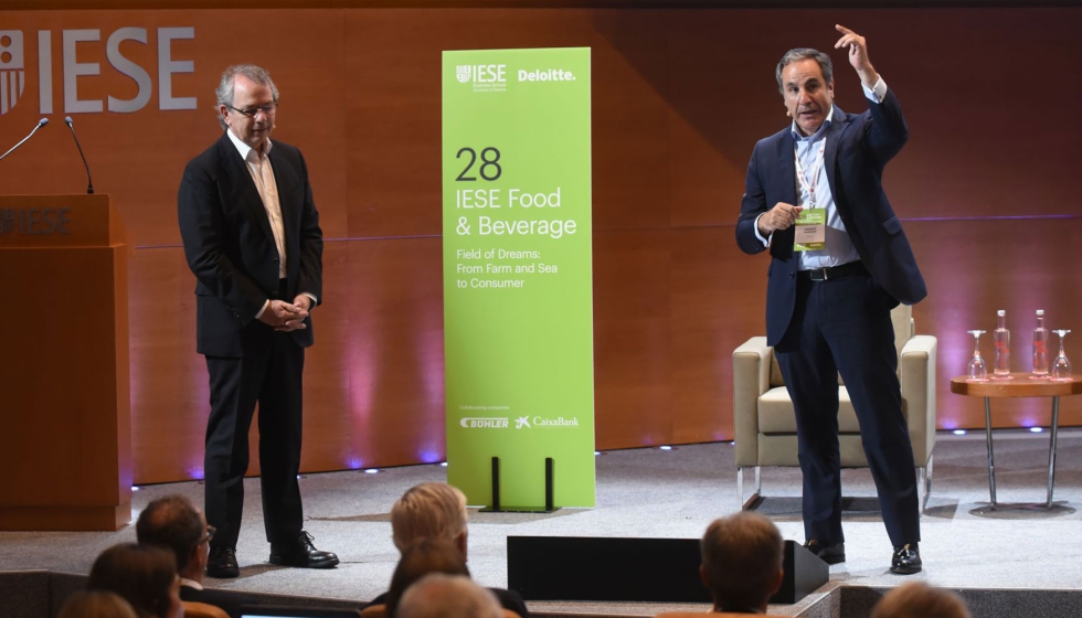 Miquel Llad�, director acad�mico de IESE Business School, junto a Enrique Dom�nguez...