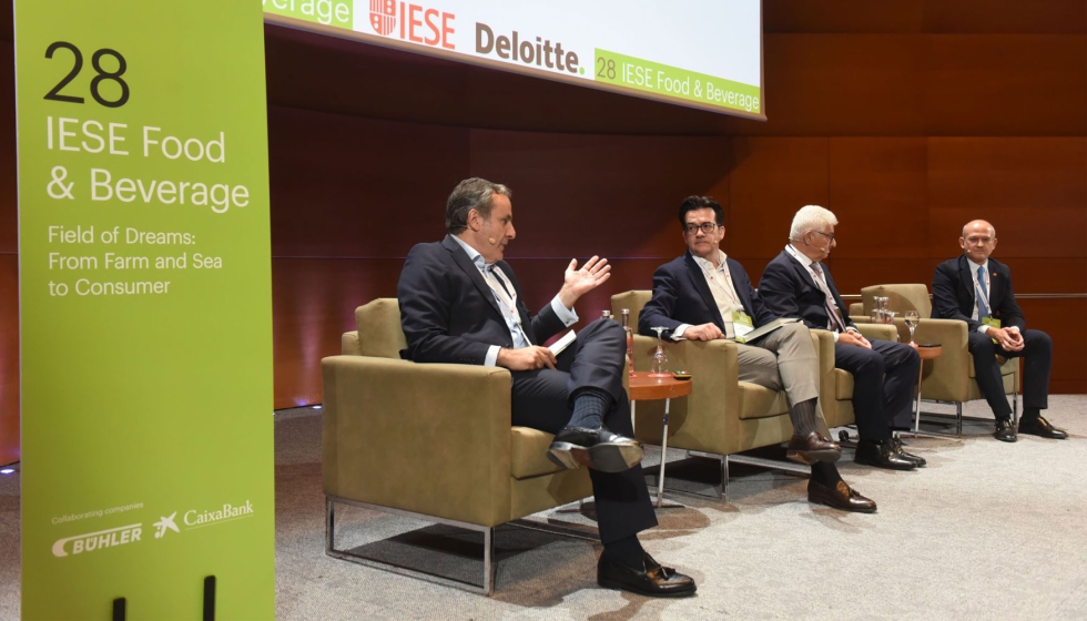 Jos� Miguel Herrero, director general de Alimentaci�n del Ministerio de Agricultura, Pesca y Alimentaci�n (a laderecha)...