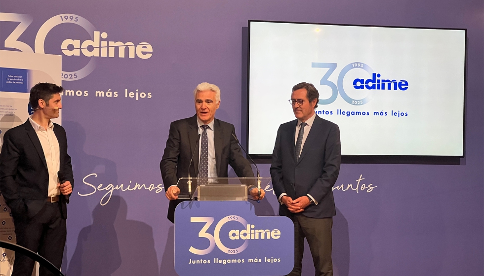 El presidente de Adime, Eduardo Sato, junto al presidente de la CEOE, Antonio Garamendi...