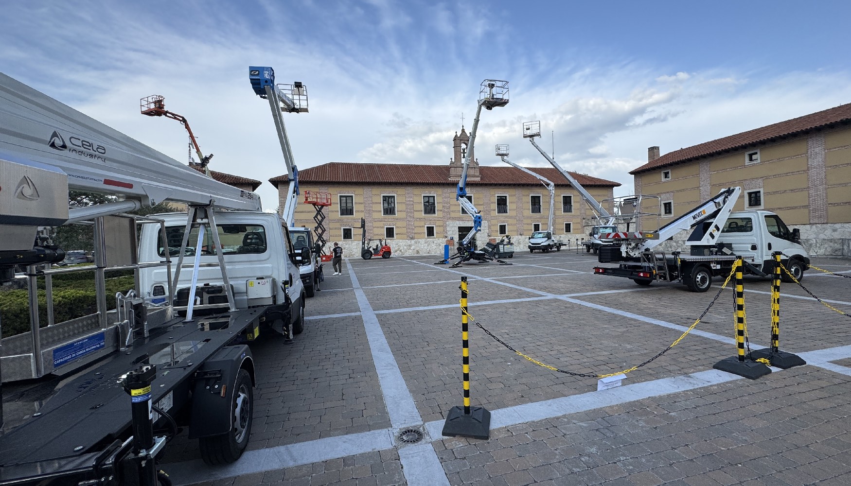 La zona exterior del Hotel Palacio de Santa Ana de Valladolid acogi la zona de exposicin de los patrocinadores premium y oro...