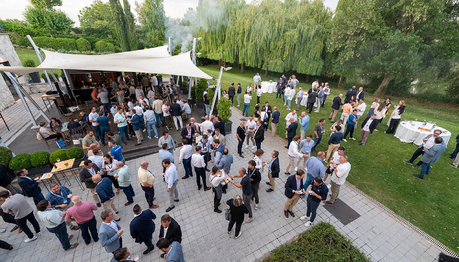 Cctel de bienvenida en los jardines del Hotel Palacio de Santa Ana