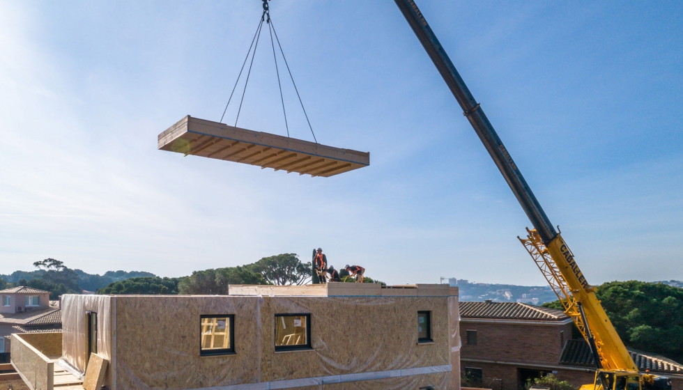 Detalle del montaje de un edificio residencial en madera por Arquima