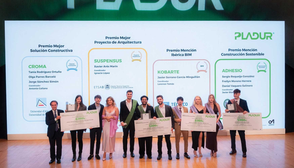 Foto de familia de los premiados en la gala de los Premios Pladur de Soluciones Constructivas