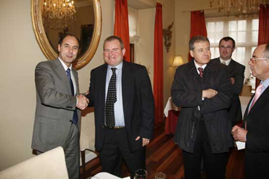 Ignacio Diego, Presidente del Gobierno de Cantabria, y Nacho Romero, de Andros La Serna, durante la firma del convenio de colaboracin...