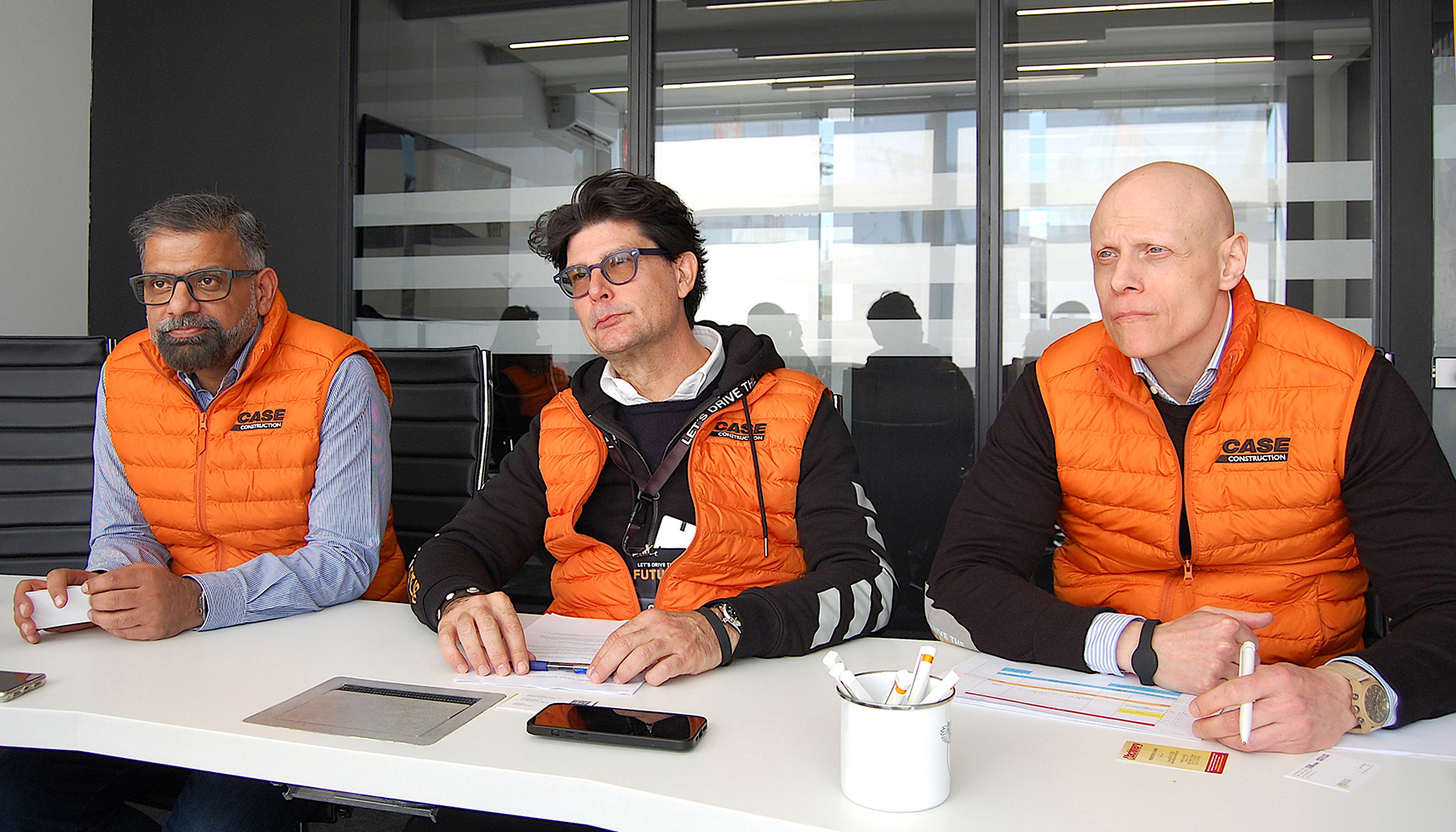 De izquierda a derecha, Humayun Chishti, presidente mundial de Construccin de CNH, Fabrizio Cepollina, director para EMEA de Equipos de Construccin...