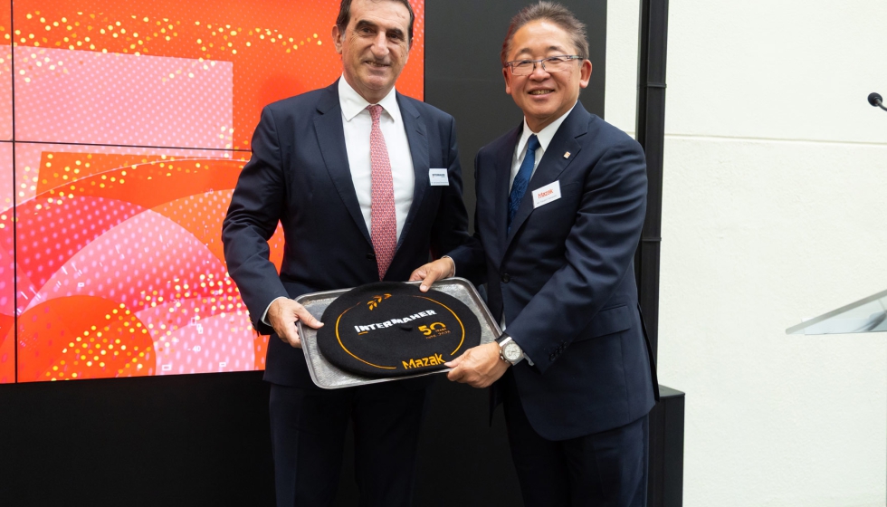 Takashi Yamazaki regal una escultura conmemorativa de grullas, smbolo japons de longevidad y prosperidad, a Jos Ignacio Ortiz de Urbina...