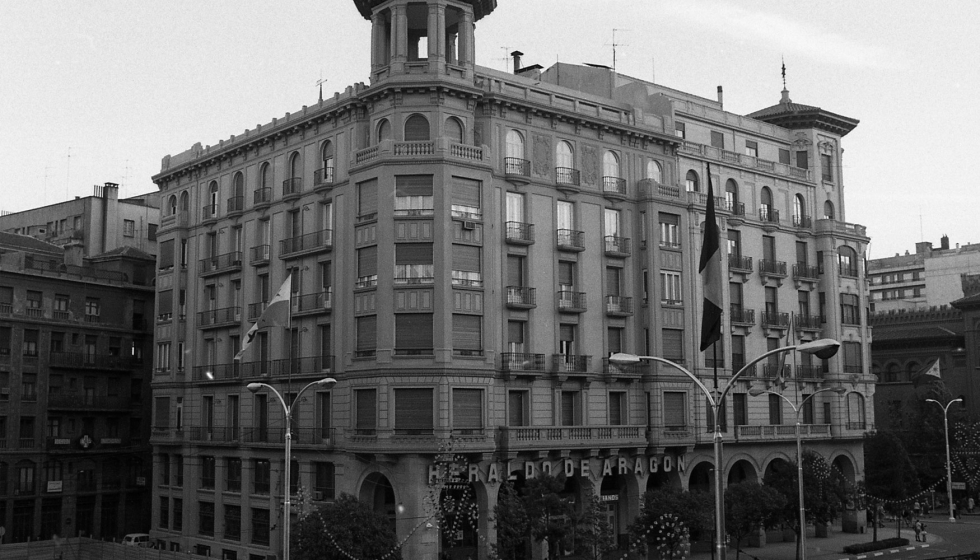 Pavimento original de m�rmol con combinaciones en dameros en la sede del Heraldo de Arag�n