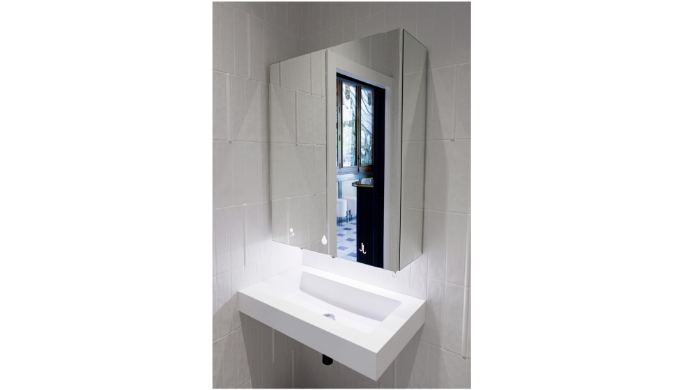 Junto a la recepci�n se ubica un nuevo aseo con soluciones de Nofer y Geberit