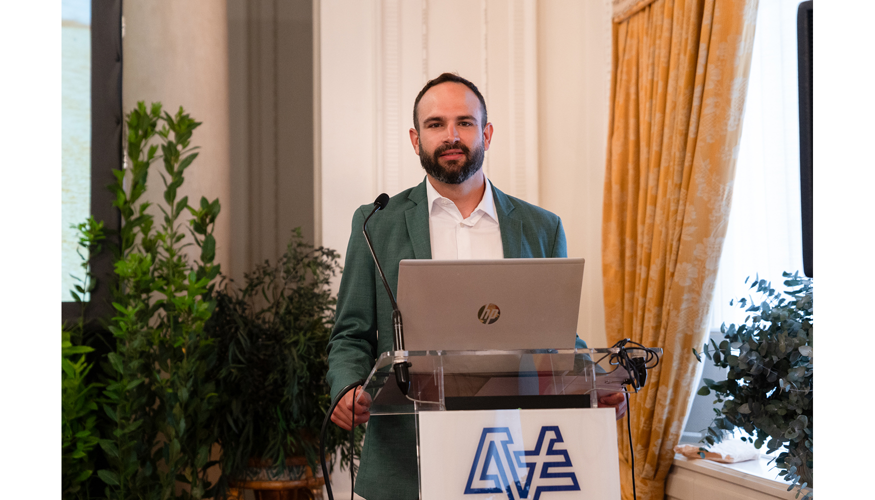 Daniel Fornos, t�cnico en Topcon Positioning