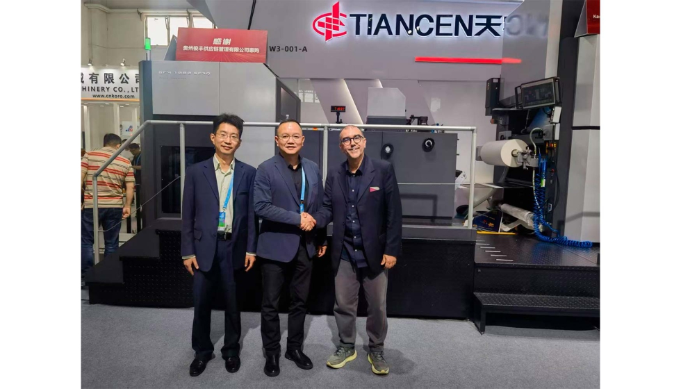 A la derecha, Josep Saumell, COO y Sales manager de Tauler Laminating Tech, junto a representantes de Tiancen