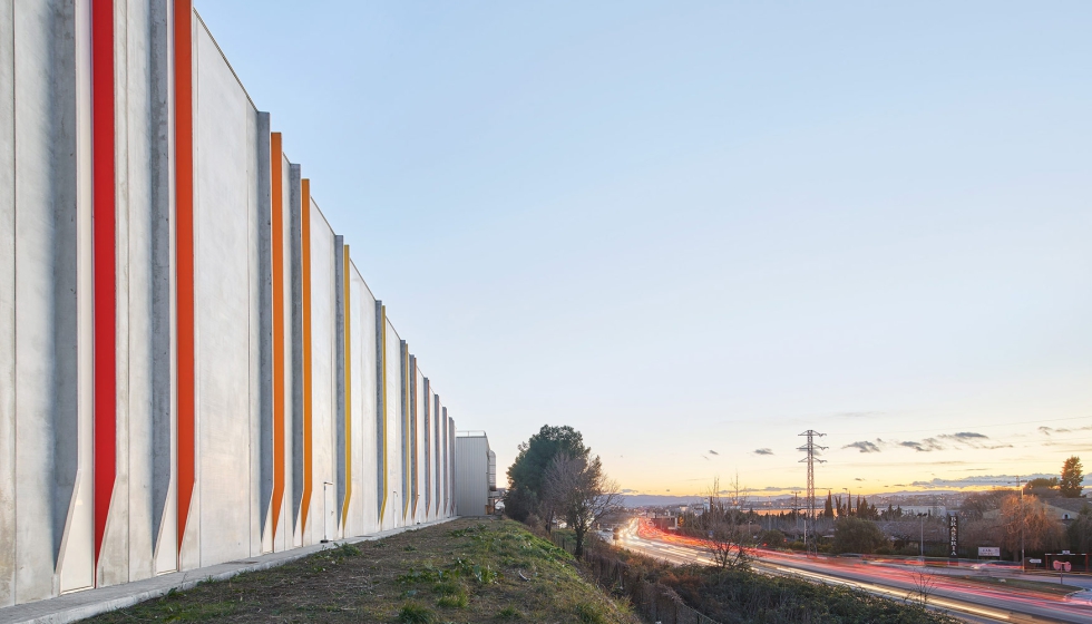 La gama crom�tica de la fachada, dise�o de Arquid, responde a modo de se�al�tica sobre los distintos procesos de producci�n. Foto: Jos� Hevia...