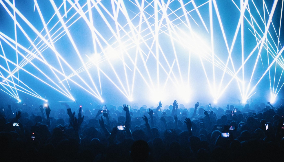 Panormica de Snar donde la msica y la luz permiten crear atmsferas sensoriales y experienciales nicas. Foto: Schlaepfer Fernando...