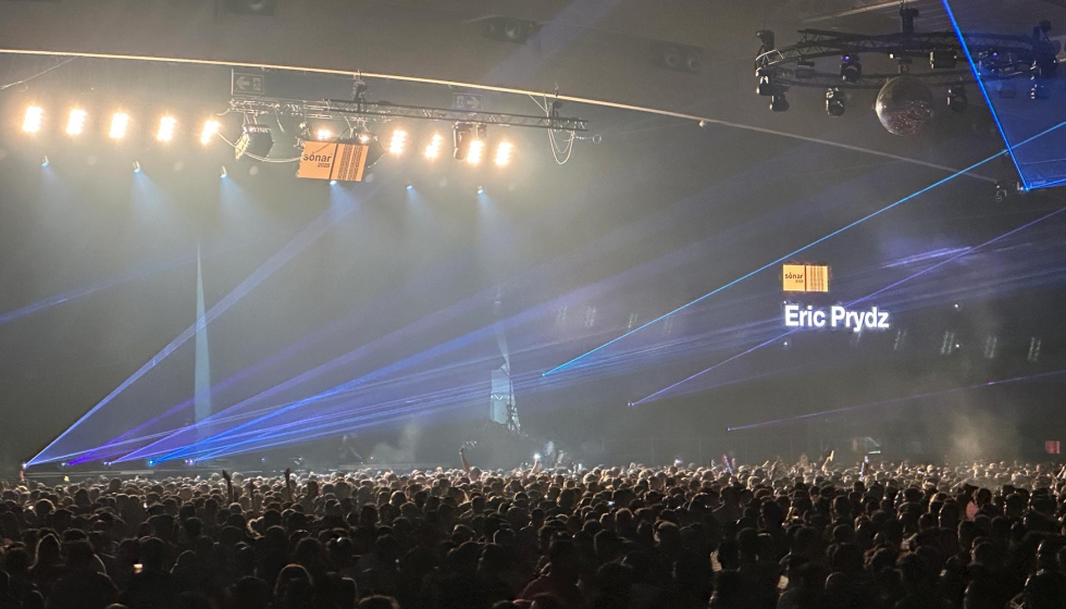 Momento previo a la actuacin de Eric Prydz, donde la luz juega un papel vital en la puesta en escena