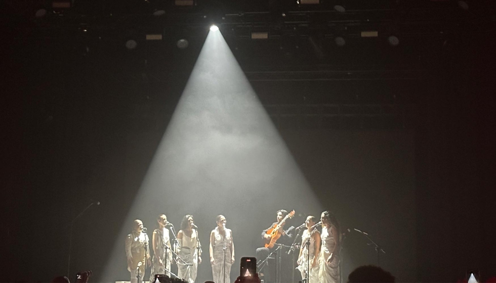 Yerai Corts (centro) con una iluminacin desde un nico punto focal para crear una escena teatralizada que pona en contraste la luz y la sombra...