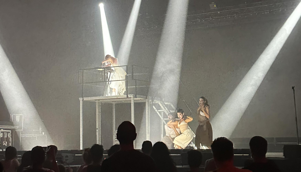 La artista madrilea Nina Emocional expuso sobre el escenario su formacin teatral, con una escenografa lumnica sensitiva y emotiva...