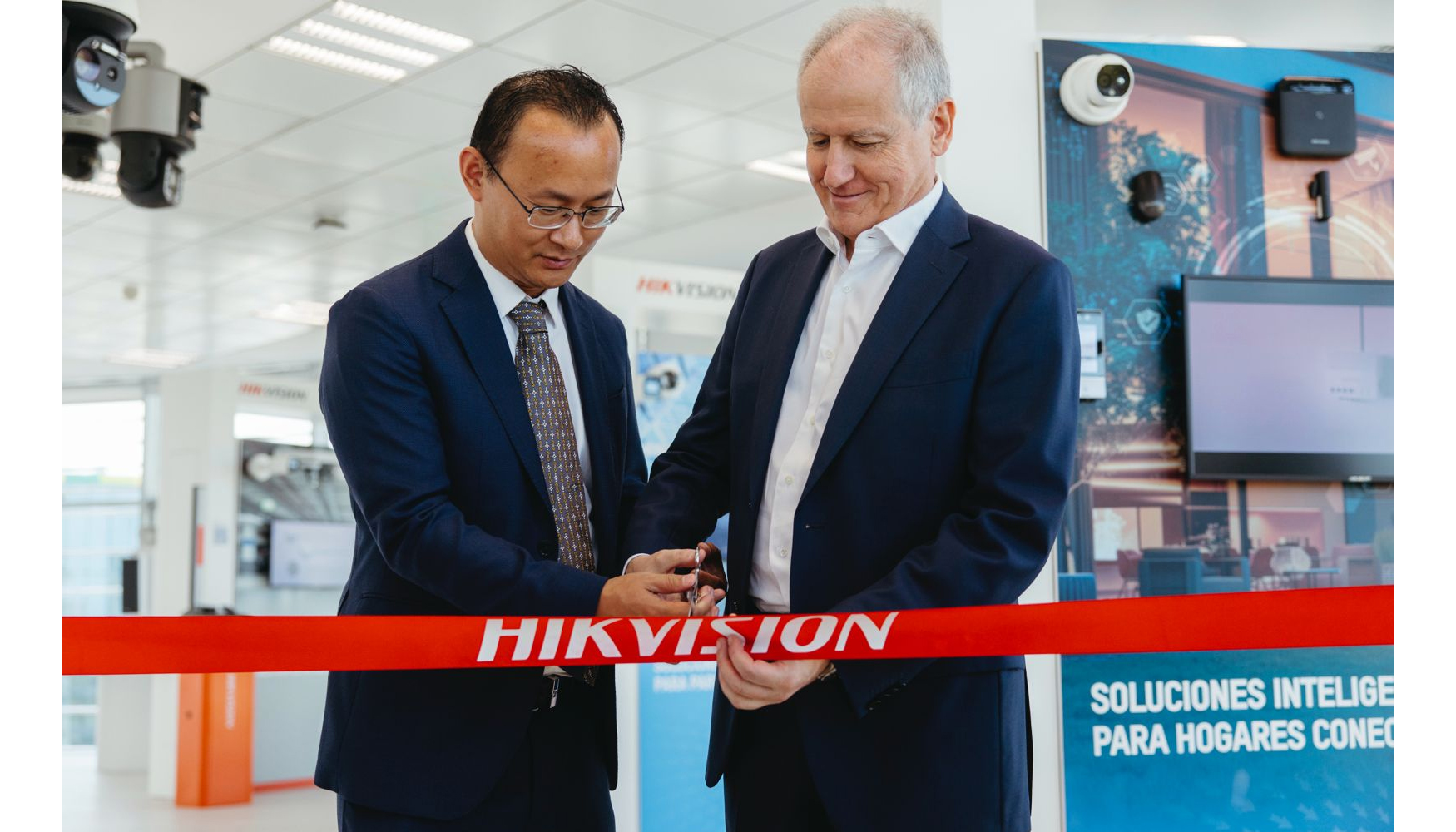 A la izquierda, Ethan Qu, director general de Hikvision Iberia, junto al consejero de Industria del Gobierno de Cantabria, Eduardo Arasti...