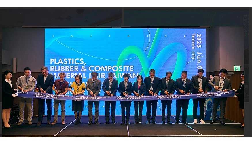 Abertura oficial da feira, com a presena da Plsticos Universales / Interempresas