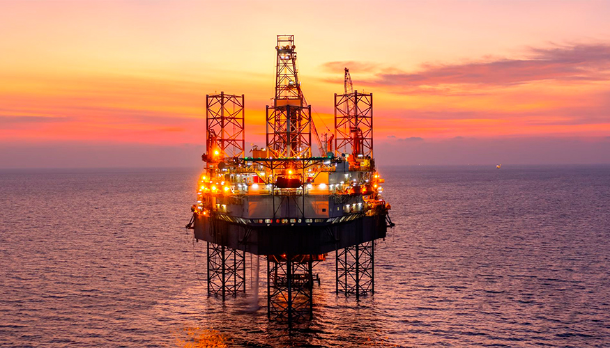 Segn las proyecciones actuales, los vehculos elctricos desplazarn un total de 5,4 mb/d de demanda mundial de petrleo hacia finales de la dcada...