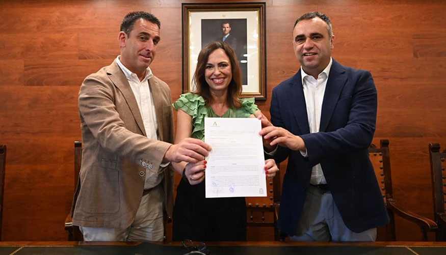 La consejera de Fomento, Roc�o D�az, entre el alcalde de Alhend�n, Jorge S�nchez, y el presidente de la Diputaci�n de Granada...