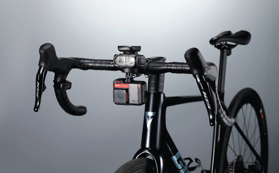 Se puede montar en soporte Garmin y colocarle un ciclocomputador encima
