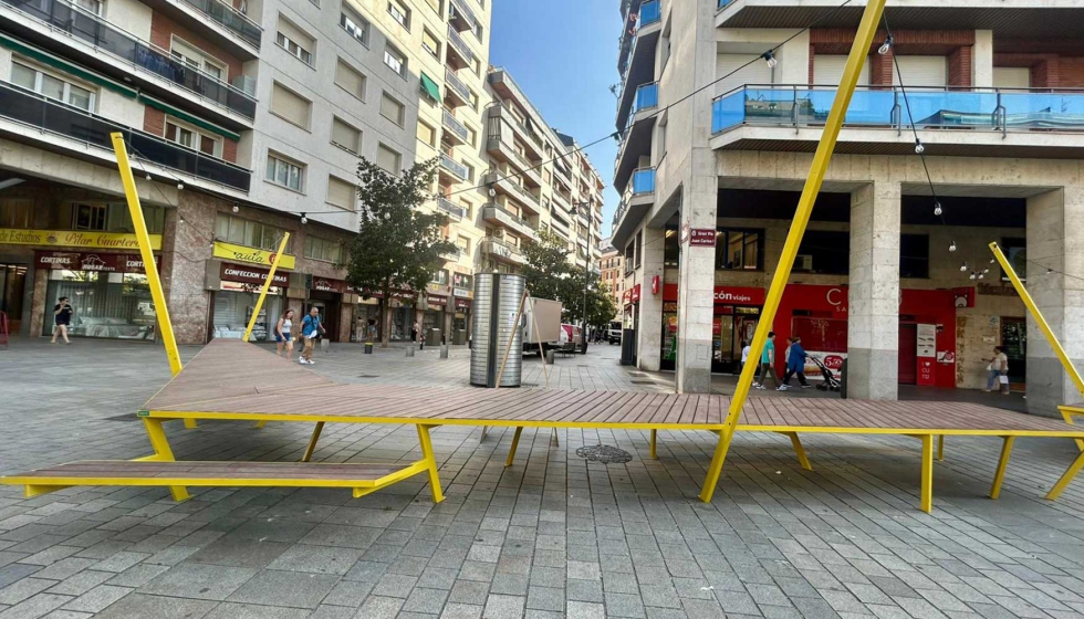 La largu�sima mesa, dise�ada por h3o Architects y que invita a comer al aire libre, se instala en el eje m�s transitado de Logro�o...