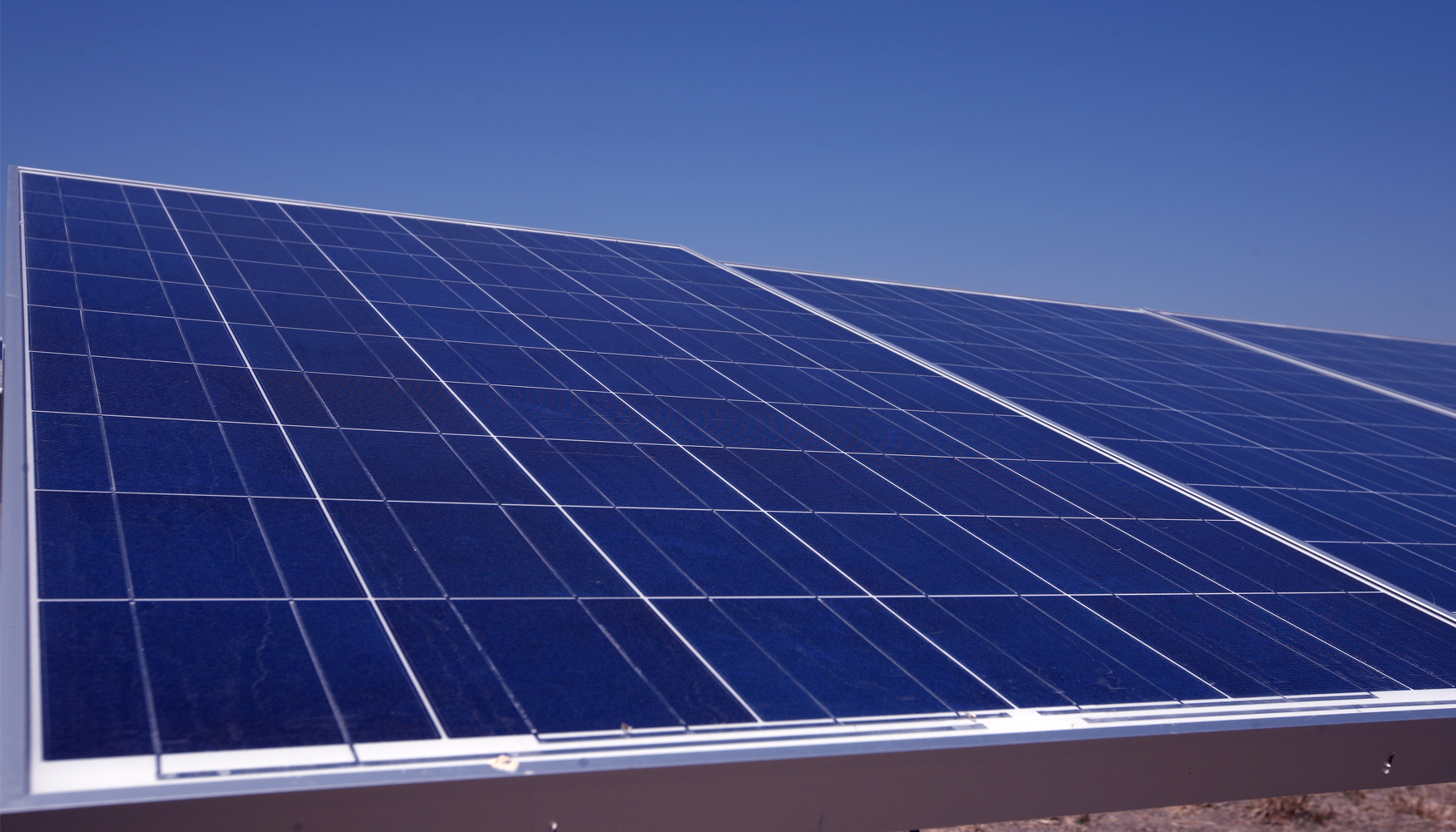 Desde UNEF aclaran que la tecnolog�a fotovoltaica tiene ya la capacidad de controlar la tensi�n, pero la regulaci�n a�n no se lo permite...