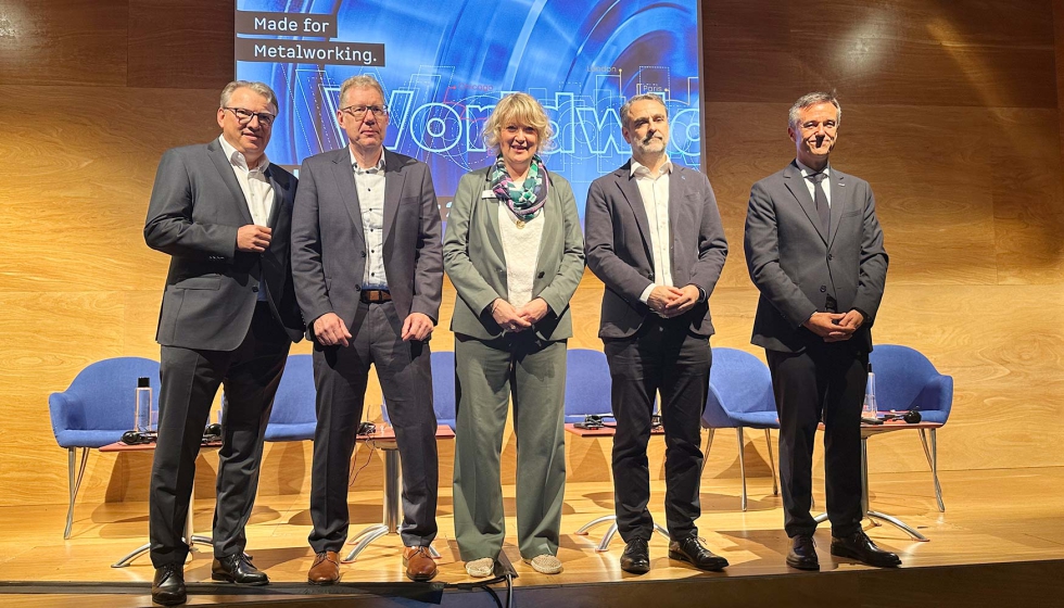 De izquierda a derecha, Michael Rose, director de protocolo de Deutsche Messe AG (DMAG); Markus Heering, director general de VDW; Merit Jantzen...