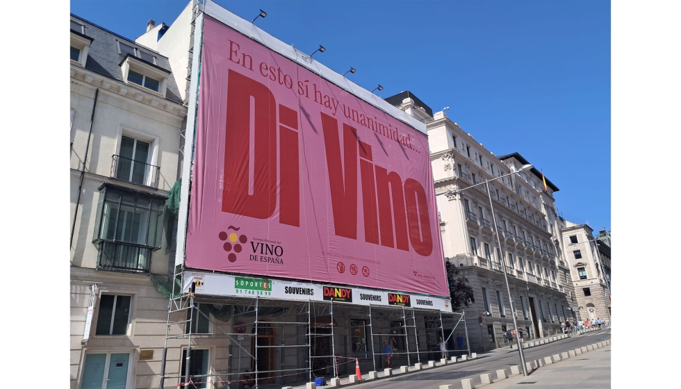 Una lona gigante recuerda el consenso social en torno al vino en uno de los espacios m�s simb�licos del pa�s para lanzar una llamada de atenci�n...
