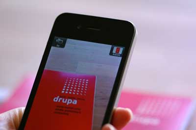 Una imagen 3D conduce a la pgina de Drupa en el momento en que el lector lee con su dispositivo la marca impresa