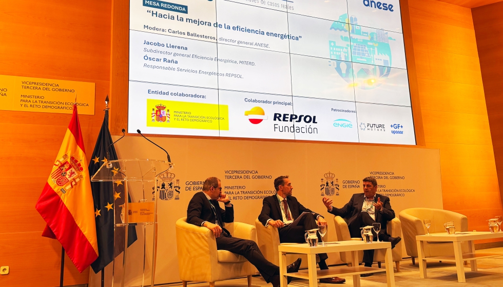Primera mesa redonda: Hacia la mejora de la eficiencia energtica. De izquierda a derecha Jacobo Llerena, Carlos Ballesteros y scar Raa...