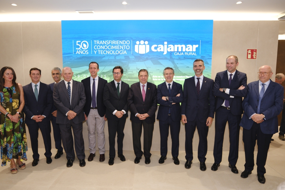 Miembros de la direcci�n de Cajamar y representantes de los principales organismos p�blicos