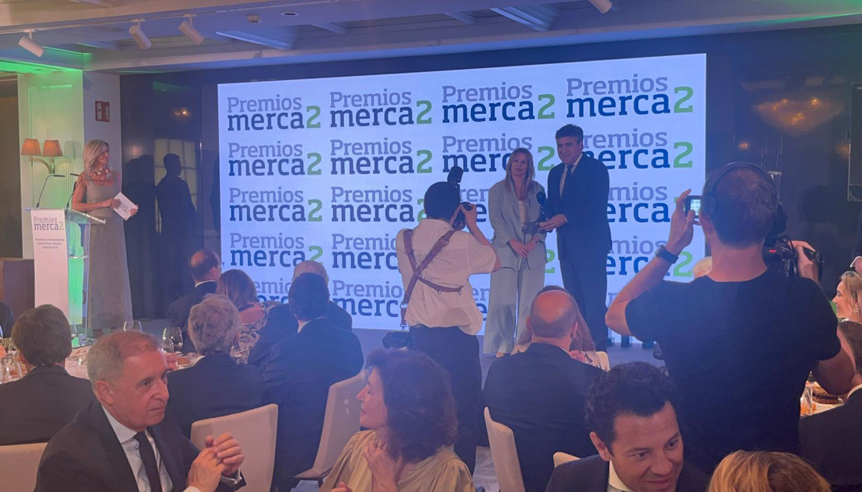 Pedro Fern�ndez Al�n, presidente de PTEC y de CNC, recoge el Premio Merca2 a la Sostenibilidad de manos de Beatriz Rubio...