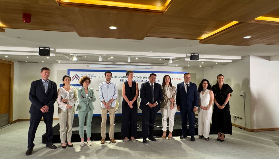 Participantes en la jornada y representantes de las entidades promotoras de la Alianza por una Energ�a Sostenible y Accesible en el Hogar...