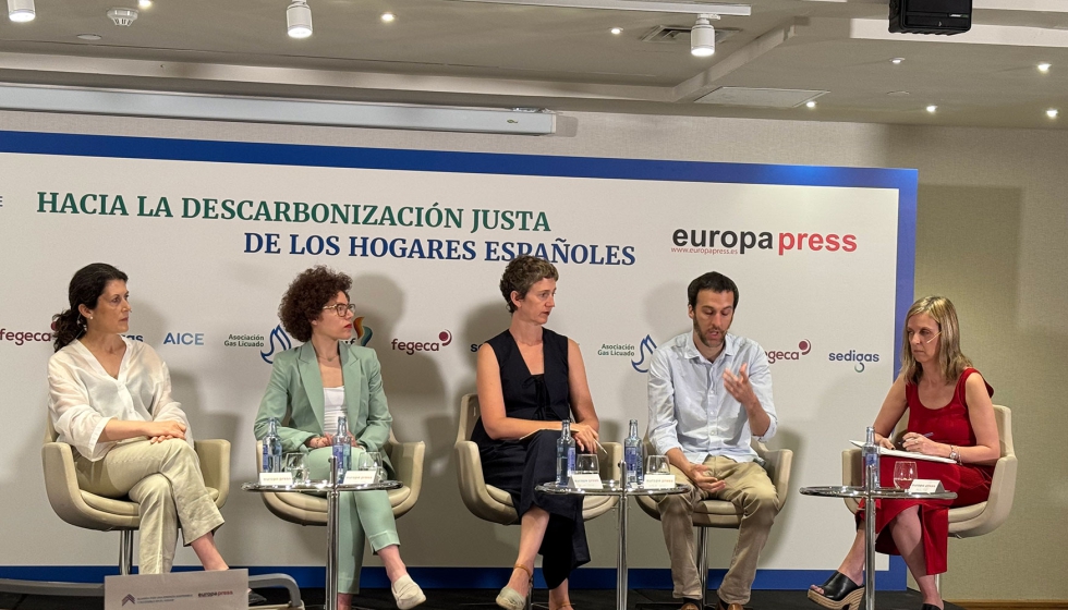 Mesa de debate en la que participaron Isabel Ortiz, Cayetana Crespo, Ainhoa D�ez de Pablo y Alfredo Garz�n, moderados por Mar�a Pin...