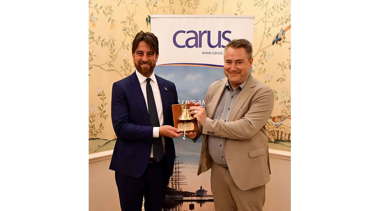 A la derecha, el director de ventas de Carus, John Bertell, entrega el Carus Excellence Award 2025 a Matteo Catani...