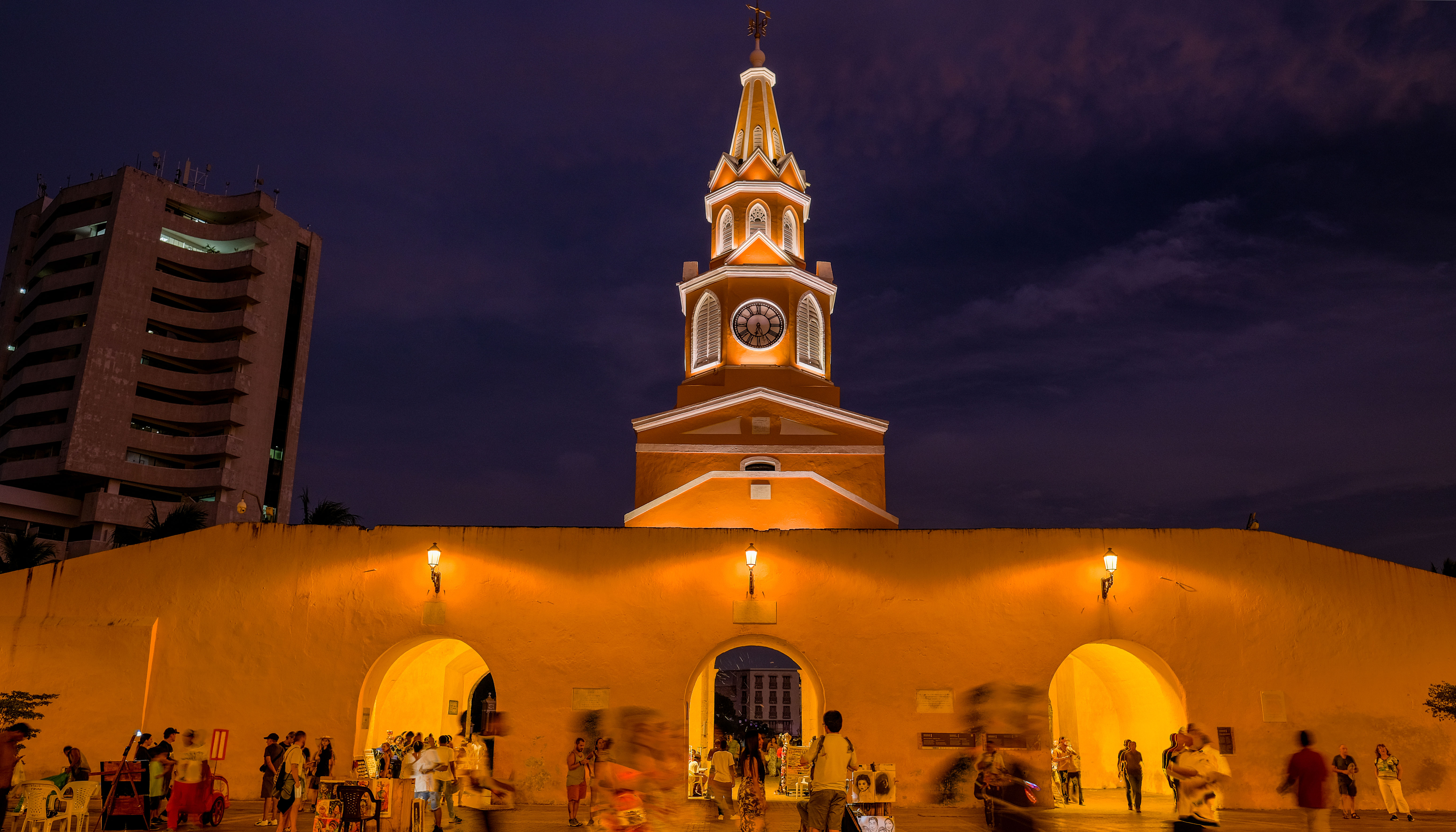 Cartagena de Indias (Colombia). Iluminaci�n exterior con LED 2200 K: luz c�lida profunda y alta eficiencia en entorno patrimonial...