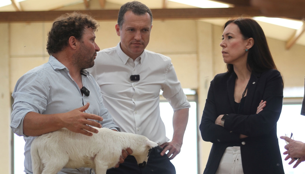 Visita del conseller scar Ordeig a una granja de Cuenca de Arriba