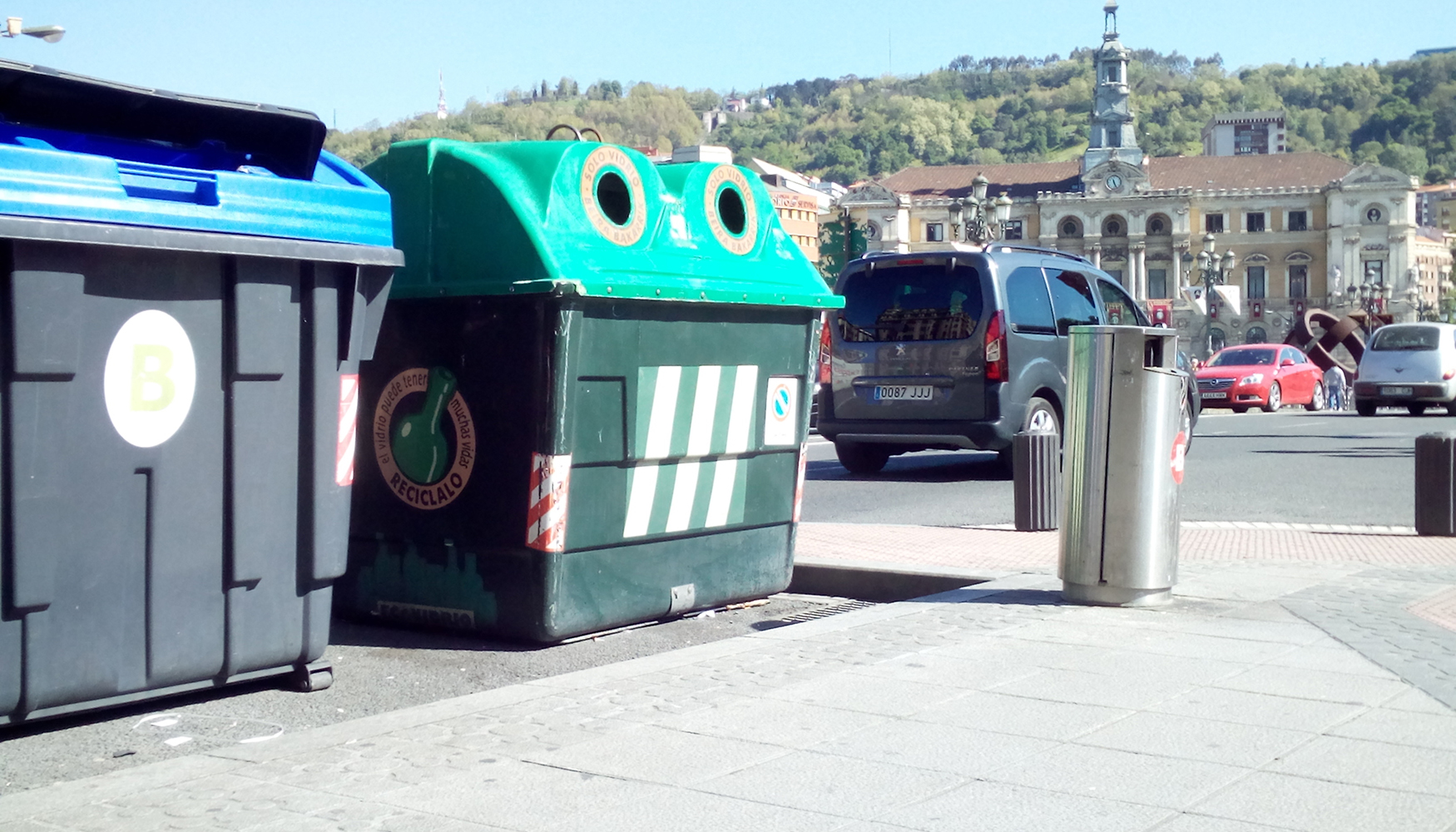 Una de las medidas ya llevadas a cabo por el Ayuntamiento de Bilbao para reforzar la recogida selectiva ha sido la �racionalizaci�n de los...