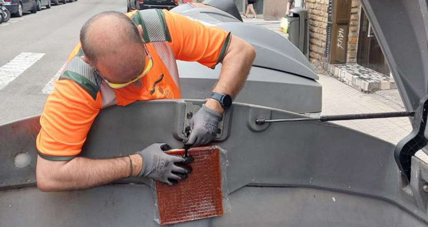 Personal de Emulsa instalando una placa antiolor