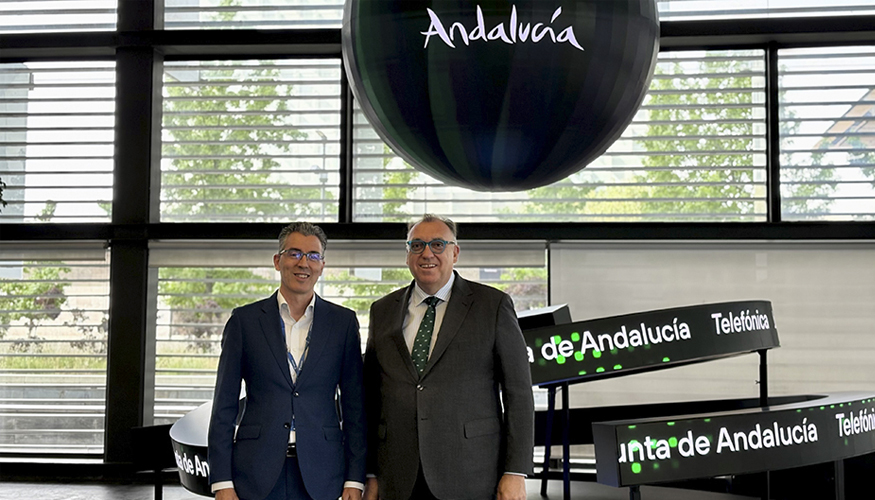 El consejero de Turismo, Arturo Bernal, junto al director del Territorio Sur de Telef�nica Espa�a, Joaqu�n Segovia, tras la firma del acuerdo...