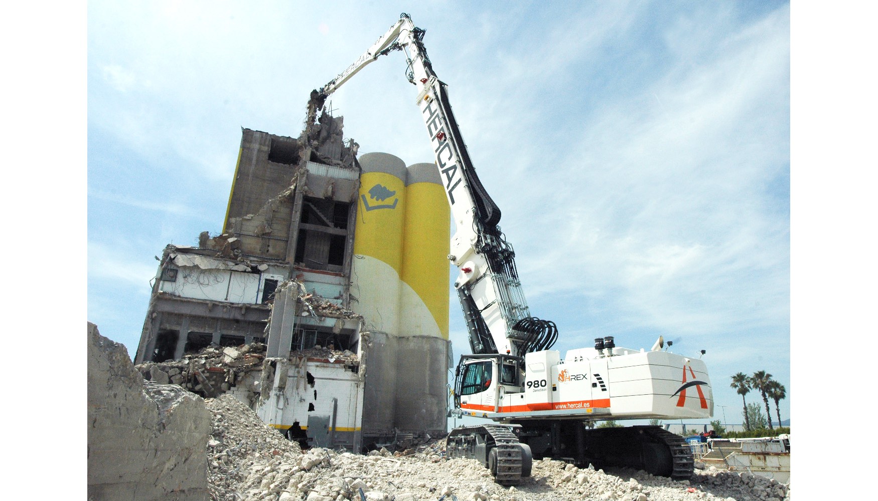 La excavadora Liebherr R 980 Demolition de Hercal se estrenar con la demolicin de un edificio de hormign armado en Barcelona...