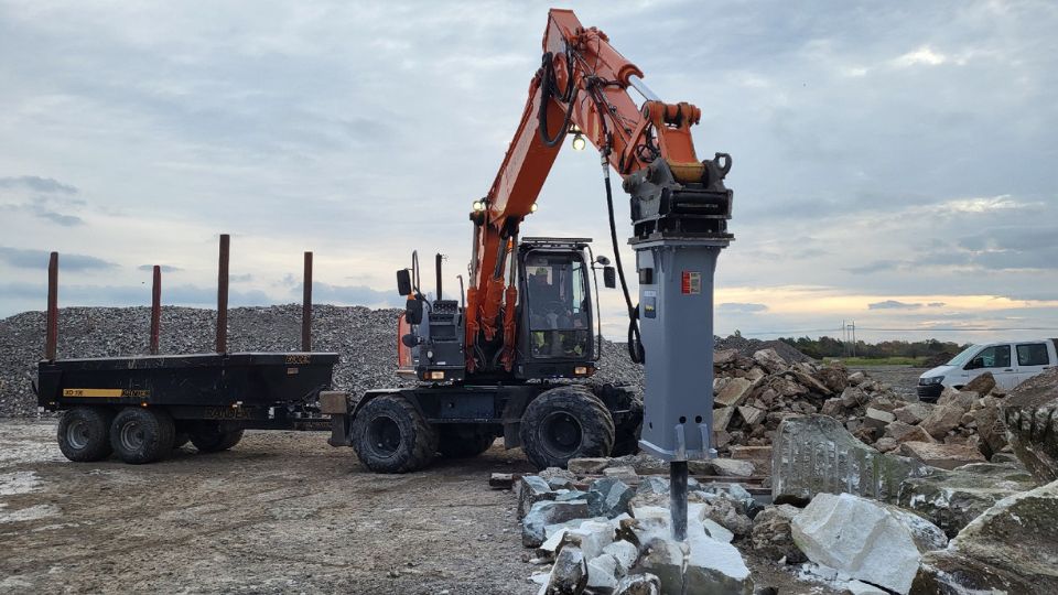 Novo martelo hidrulico EC 100