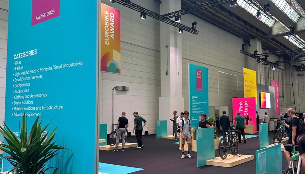 Foto del punto en que se exhiben los premios Eurobike 2025 en la feria