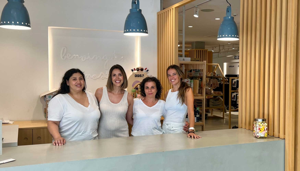 Mirea y Sara, junto a las asesoras comerciales del punto de venta